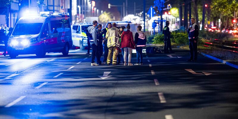 Die Polizei bittet, den Bereich zu meiden. - Foto: Moritz Frankenberg/dpa