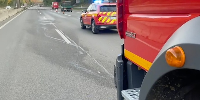FW Alpen: Ölspur auf der A57 - Foto: presseportal.de