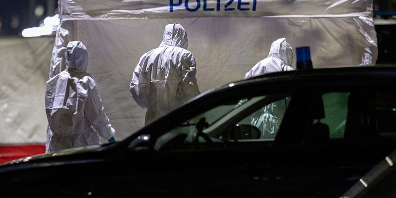 Auch Spürhunde waren abends im Einsatz. - Foto: Moritz Frankenberg/dpa