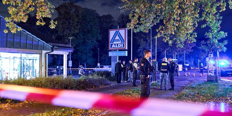 Mindestens eine Person wurde verletzt und in ein Krankenhaus gebracht.  - Foto: Michael Ukas/dpa