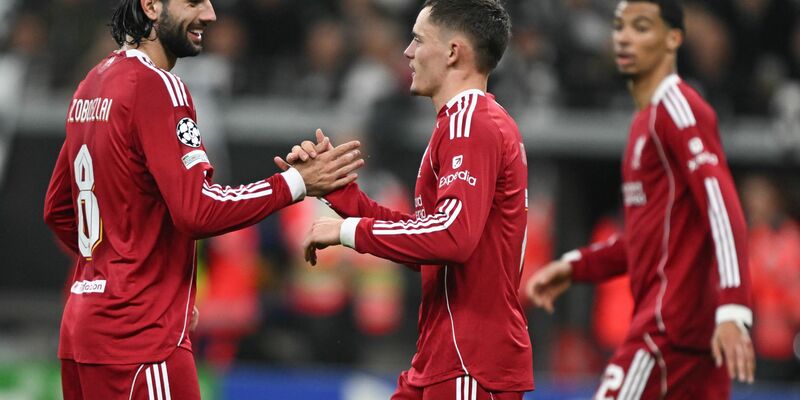 Wirtz (r) spürte Freude beim Champions-League-Gastspiel in Frankfurt. - Foto: Arne Dedert/dpa