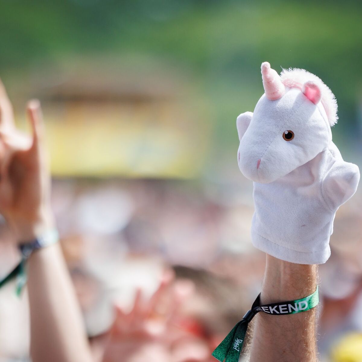 «A In unsicheren Zeiten suchen Menschen nach Halt – aber nicht immer in Religion oder Politik, sondern in Symbolen», sagt Wirtschaftspsychologin Doreen Ulrich. (Archivbild) - Foto: Daniel Karmann/dpa