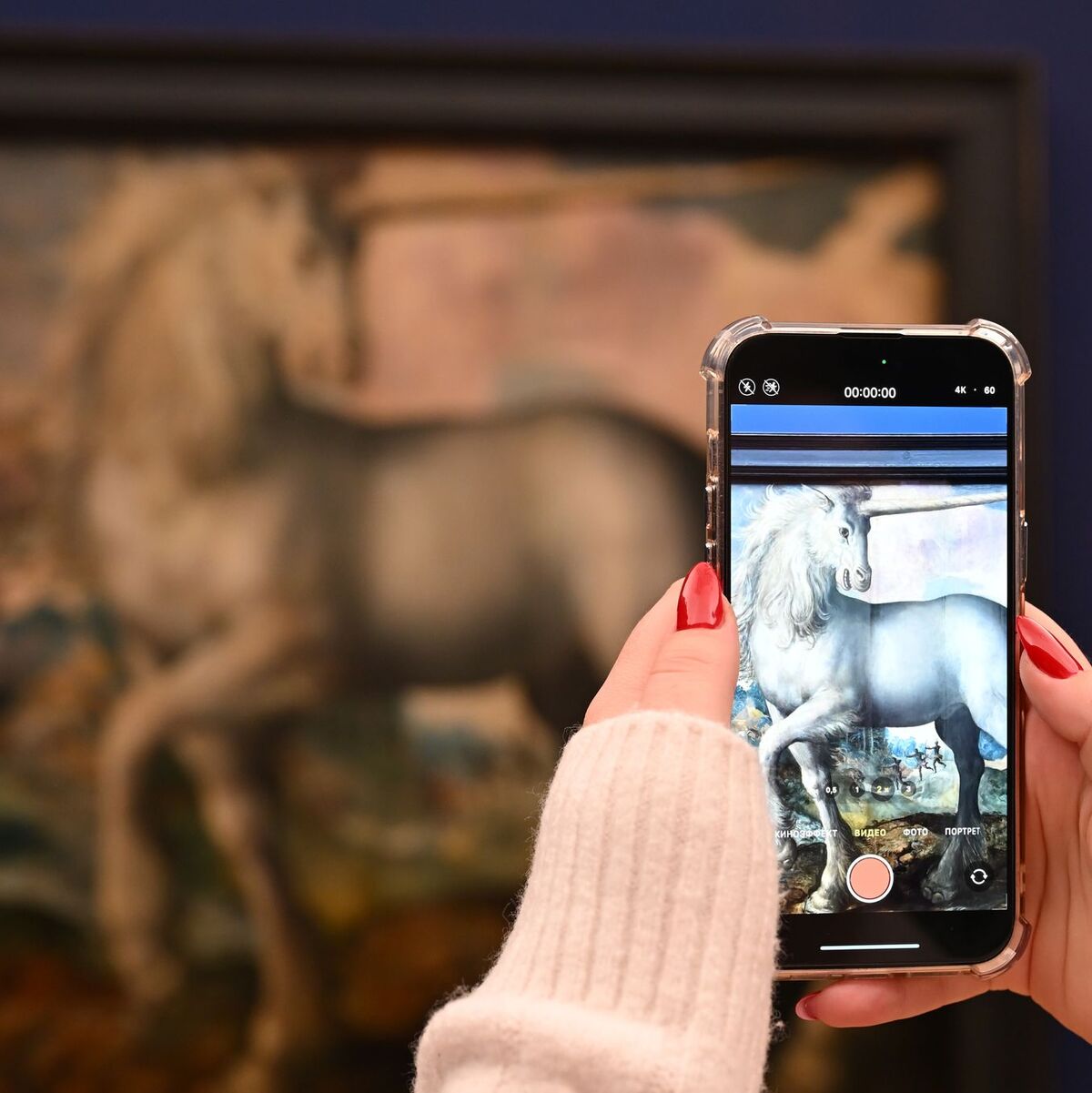 Im Museum Barberini beschäftigt sich eine Ausstellung mit dem Fabeltier.  - Foto: Lilli Förter/dpa