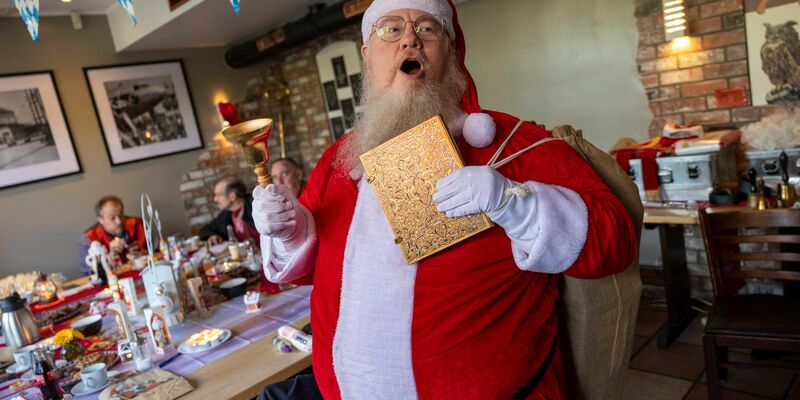 Anschauungsmaterial Glocken: Ein Auftritt als Weihnachtsmann will gut vorbereitet sein. - Foto: Thomas Banneyer/dpa