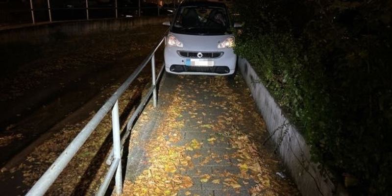 POL-OF: Zwischen Geländer und Mauer gefangen: Smart-Fahrer fuhr sich auf schmalem Gehweg fest - Foto: presseportal.de