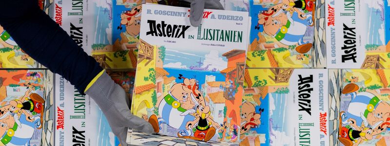 Ausgaben des neuen Asterix-Bandes Nummer 41. - Foto: Rolf Vennenbernd/dpa