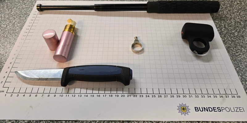 BPOL NRW: Fünf Kontrollen, fünf Waffen - Bundespolizei bei Personenkontrollen erfolgreich - Foto: presseportal.de