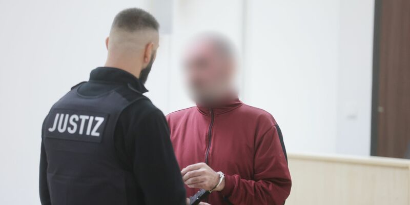Der Angeklagte ließ über seinen Verteidiger erklären, dass er die Tat zutiefst bereue. - Foto: Bodo Schackow/dpa