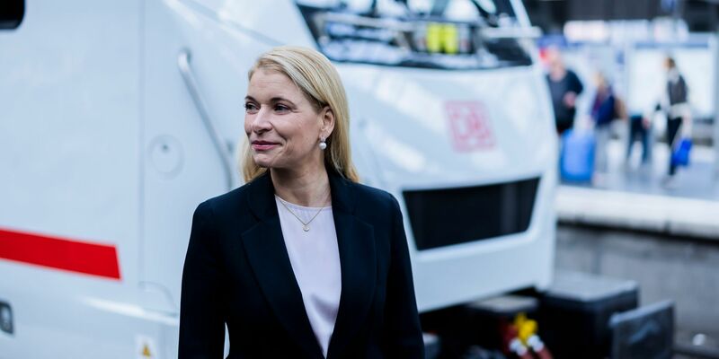 Die neue Bahnchefin, Evelyn Palla, will den Konzern neu aufstellen. (Archivbild) - Foto: Christoph Soeder/dpa