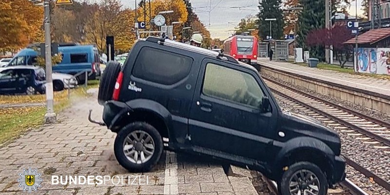 Bundespolizeidirektion München: Auto im Gleis / Gleissperrung in Feldafing - Foto: presseportal.de