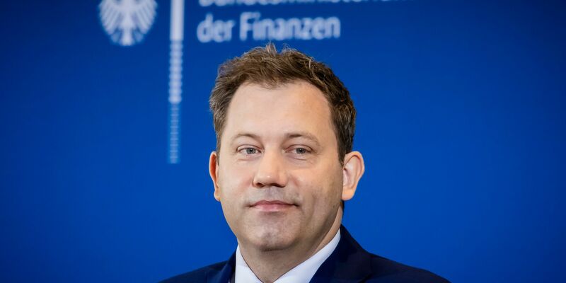 Klingbeil äußerte sich bei Vorstellung der Steuerschätzung. - Foto: Christoph Soeder/dpa