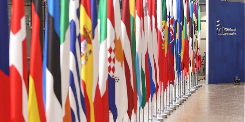 Fahnen der EU-Mitgliedsländer beim Europäischen Rat am 23.10.2025 - Foto: über dts Nachrichtenagentur