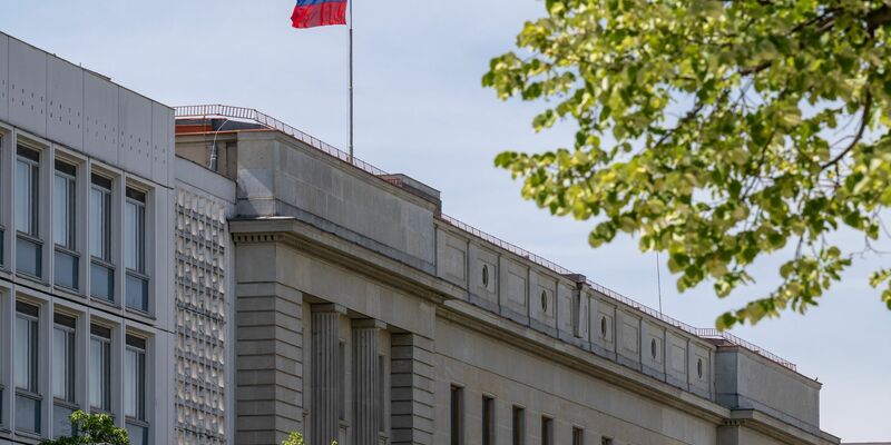 Das Personal der russischen Botschaft in Berlin wird künftig nicht mehr einfach so in andere EU-Staaten reisen dürfen. (Archivbild) - Foto: Soeren Stache/dpa