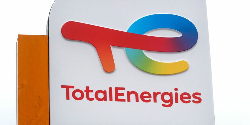 Der Energiekonzern Totalenergies hat nach Urteil eines Gerichts irreführend über die eigene Klimastrategie informiert (Archivbild). - Foto: Michel Spingler/AP/dpa