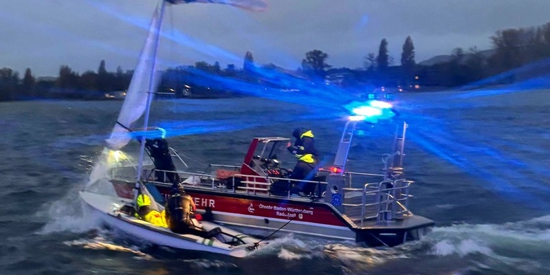FW-Radolfzell: Havariertes Segelboot durch Sturm - Foto: presseportal.de