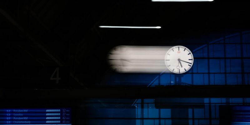 Am Sonntag werden die Uhren auf Winterzeit zurückgestellt. (Symbolbild) - Foto: Christoph Soeder/dpa