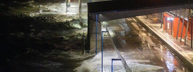 Der Sturm sorgte teils für Überschwemmungen. - Foto: Bodo Marks/dpa