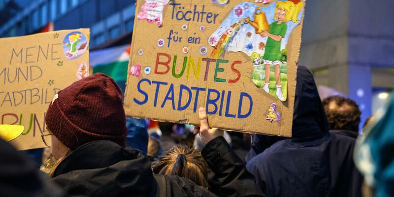 Recht gaben dem Kanzler deutlich mehr Ältere als Jüngere. - Foto: Alex Talash/dpa