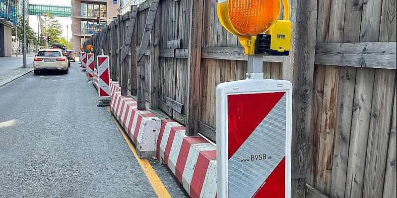Leitbaken an einem Baustellenzaun (Archiv) - Foto: über dts Nachrichtenagentur