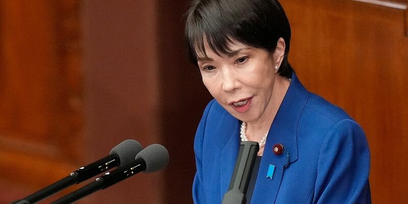 Japans erste Regierungschefin Takaichi hebt den Verteidigungsetat schneller an als bislang geplant.  - Foto: Eugene Hoshiko/AP/dpa