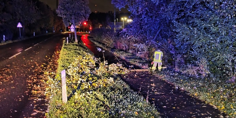 FW Grevenbroich: Stürmisches Wetter beschert Feuerwehr Grevenbroich sechs Einsätze im Stadtgebiet - Foto: presseportal.de