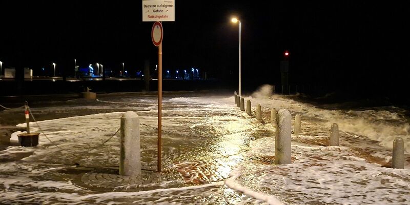 Wellen überspülten die Uferpromenade in Wilhelmshaven.  - Foto: Kai Moorschlatt/dpa