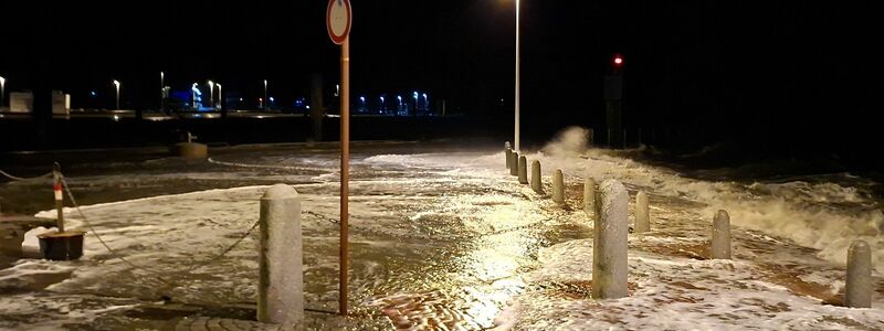 Wellen überspülen die Promenade in Wilhelmshaven.  - Foto: Kai Moorschlatt/dpa