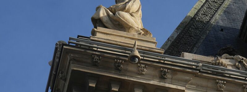Die Polizei hofft die Louvre-Einbrecher dank zahlreicher Spuren zu fassen (Archivbild). - Foto: Thibault Camus/AP/dpa