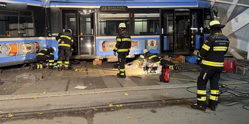 FW-M: Straßenbahn entgleist in Haltestelle (Schwabing) - Foto: presseportal.de