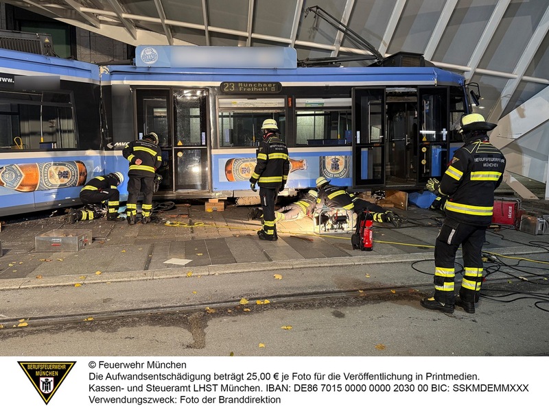FW-M: Straßenbahn entgleist in Haltestelle (Schwabing) - Foto: presseportal.de
