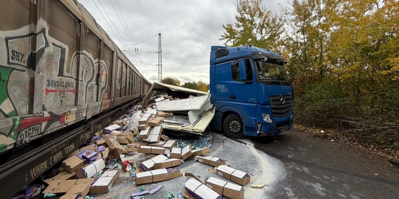 POL-GÖ: (359/2025) Zusammenstoß zwischen Sattelzug und Güterzug am Bahnübergang in Hedemünden - zwei Personen leicht verletzt - Foto: presseportal.de