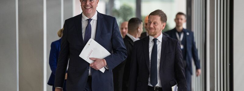 Schweitzer (links) und Kretschmer demonstrierten in vielen Punkten Einigkeit trotz Parteigrenzen.  - Foto: Hannes P. Albert/dpa