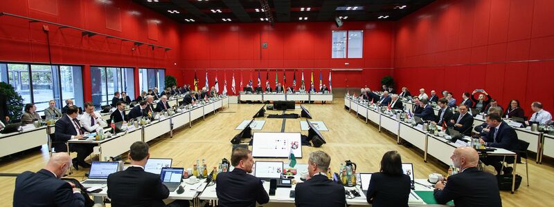 14 Länderchefs diskutierten zwei Tage lang in der Mainzer Rheingoldhalle. Nicht mit dabei waren die Ministerpräsidentinnen des Saarlandes und von Mecklenburg-Vorpommern, Anke Rehlinger und Manuela Schwesig (beide SPD).  - Foto: Hannes P. Albert/dpa