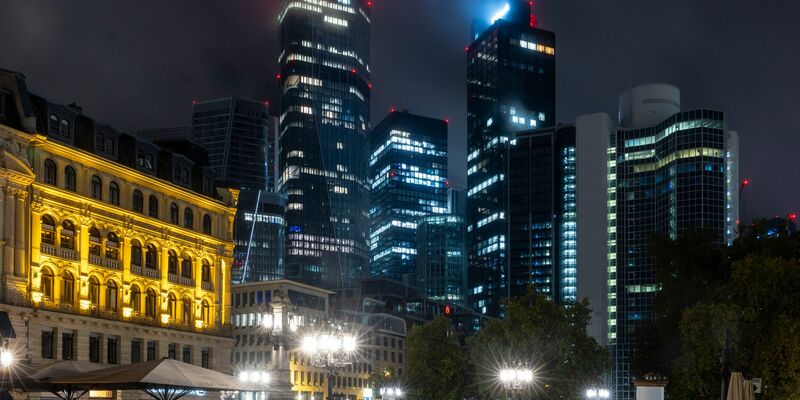 Städte, die nie schlafen: Gerade in Metropolen wie Frankfurt ist es kaum je wirklich dunkel.  - Foto: Helmut Fricke/dpa