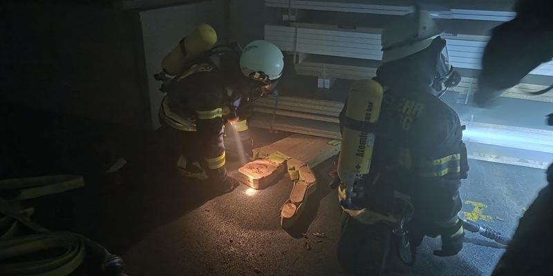 FW-AR: Löschzug Bruchhausen/Niedereimer trainiert Ernstfall mit Betriebsfeuerwehr - Foto: presseportal.de
