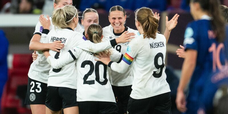 Das DFB-Team erinnerte vor dem Spiel auch an die verletzten Lena Oberdorf und Giovanna Hoffmann. - Foto: Marius Becker/dpa