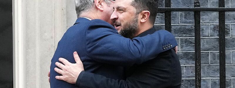 Der britische Premier Starmer sicherte Selenskyj weitere Unterstützung zu. - Foto: Kirsty Wigglesworth/Pool AP/AP/dpa