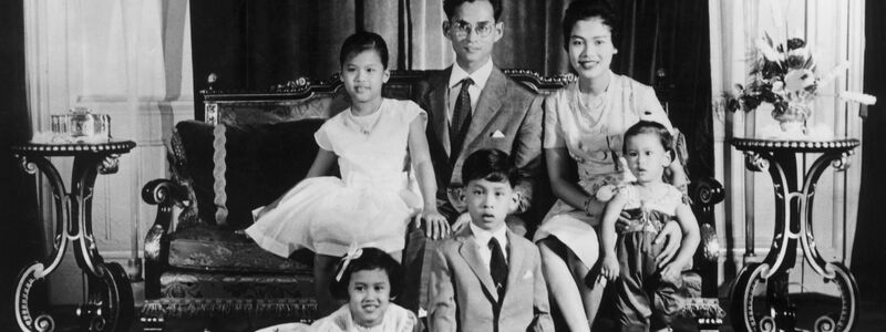 Mit König Bhumibol hatte Sirikit vier Kinder. (Archivbild) - Foto: Royal Household Bureau/dpa