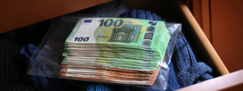 Sparer hierzulande bevorzugen Giro- und Tagesgeldkonten als Geldparkplätze. Vielfach wird aber auch Bargeld zu Hause verwahrt. (Symbolbild) - Foto: Karl-Josef Hildenbrand/dpa