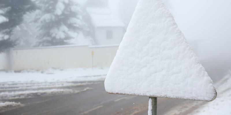 Einige Prognosen warnen vor einem Jahrhundertwinter - doch lässt sich so etwas überhaupt vorhersagen? (Symbolbild) - Foto: Armin Durgut/AP/dpa