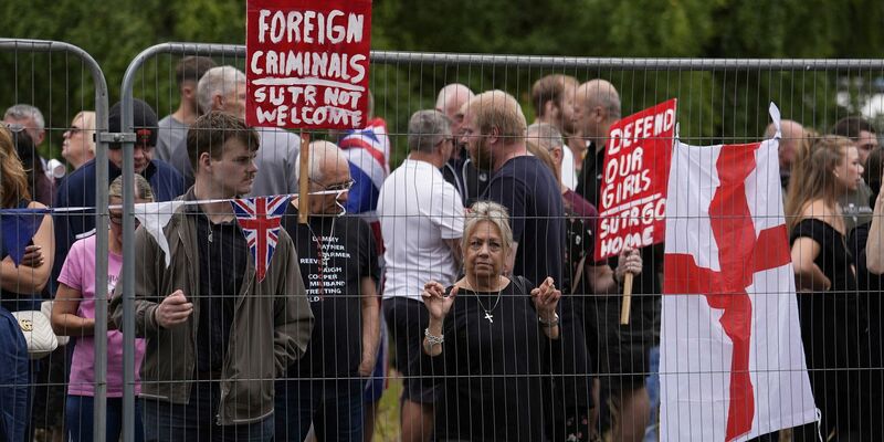 Der Fall eines Asylbewerbers, der eine 14-Jährige im englischen Epping belästigte, wurde zum Anlass für wochenlange Proteste. (Archivfoto)  - Foto: Jordan Pettitt/PA/AP/dpa