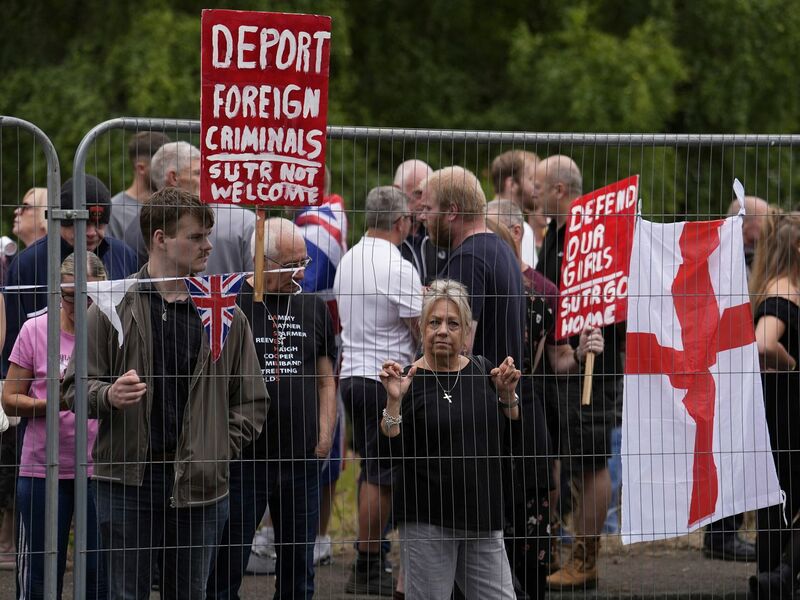 Der Fall eines Asylbewerbers, der eine 14-Jährige im englischen Epping belästigte, wurde zum Anlass für wochenlange Proteste. (Archivfoto)  - Foto: Jordan Pettitt/PA/AP/dpa