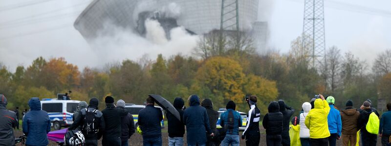Bildkombo der Kühlturm-Sprengung in Gundremmingen. - Foto: Sven Hoppe/dpa