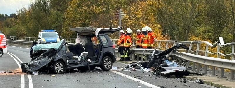 Rettungskräfte sind am Unfallort im Einsatz.  - Foto: Benjamin Müller/dpa
