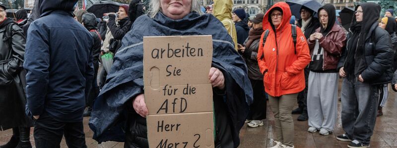 Nicht nur Menschen mit Migrationshintergrund werfen Bundeskanzler Friedrich Merz (CDU) nach seinen Äußerungen zu Migration und dem «Stadtbild» Rassismus vor.  - Foto: Markus Scholz/dpa