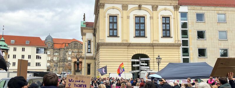 In Magdeburg gingen am Samstag rund 300 Menschen auf die Straße. - Foto: Dörthe Hein/dpa