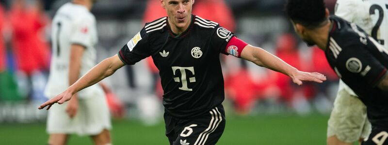 Bayerns Joshua Kimmich jubelt über sein Führungstor in Mönchengladbach. - Foto: Marius Becker/dpa