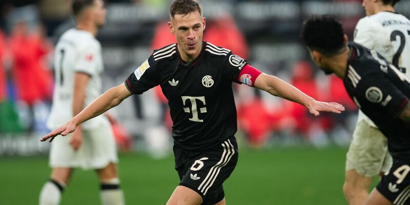 Kampf um jeden Ball im Borussia-Park. - Foto: Marius Becker/dpa
