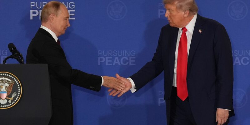 Erst wenn er sich eines Deals sicher sein kann, möchte Trump nach eigenen Angaben Putin erneut treffen. (Archivbild) - Foto: Jae C. Hong/AP/dpa
