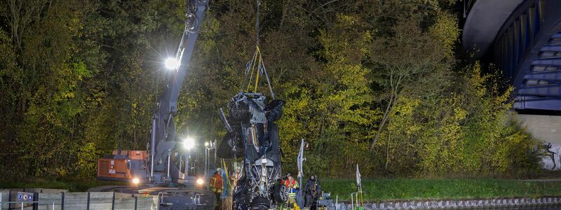 Am Samstagabend wurde mit Hilfe eines Kranfahrzeugs das Auto aus dem Mittellandkanal geborgen.  - Foto: Stefan Sobotta/dpa
